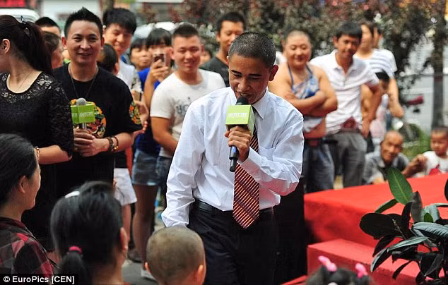 Sau đó, chàng trai 29 tuổi đã thử cải trang thành Tổng thống Obama và kết quả thu hút được sự chú ý của rất nhiều người.