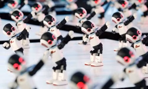 Man nhan man khieu vu cua 100 chu robot