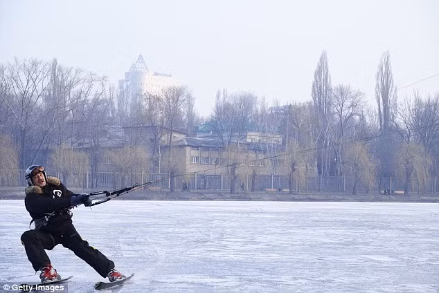 Người đàn ông chơi trượt băng trong một ngày không tiếng pháo ở Donetsk, miền đông Ukraine.