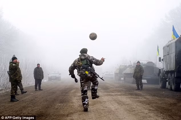 Thay vì phải chiến đấu, các tay súng ly khai có thể chơi bóng ở thị trấn Debaltseve sau khi thỏa thuận ngừng bắn có hiệu lực.