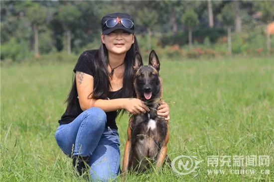 Mặc dù vậy, công việc của Yue không được mẹ cô coi trọng. Bà cho rằng cô vẫn chưa thể lấy chồng và bị bạn trai bỏ là vì công việc này.