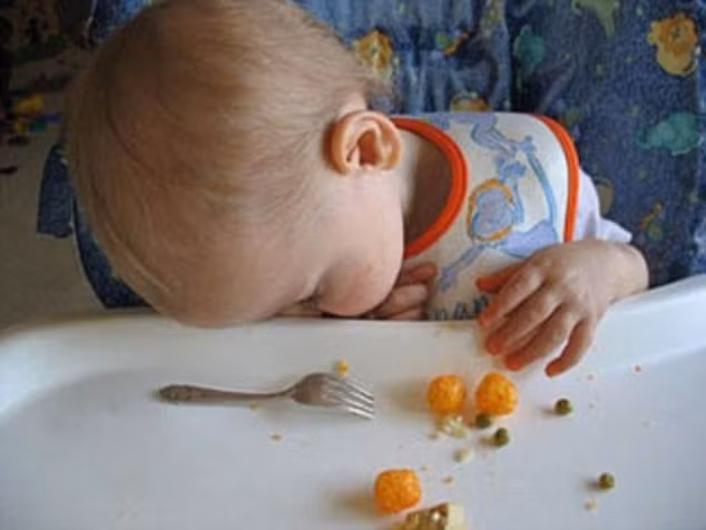 Bé yêu ngủ ngon lành khu bữa ăn vẫn còn dang dở.