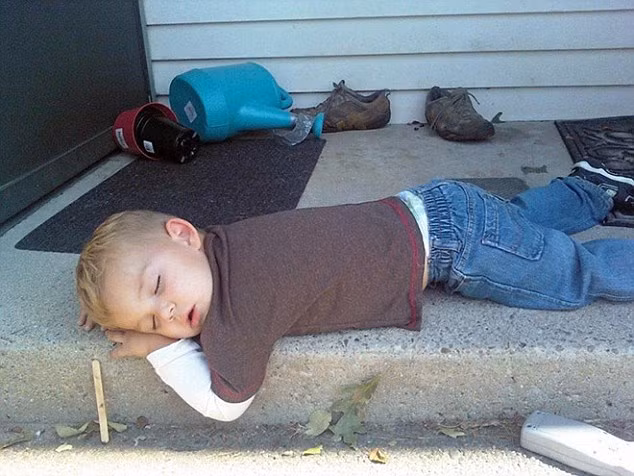 Cậu bé này chọn chỗ ngủ không êm ái chút nào.