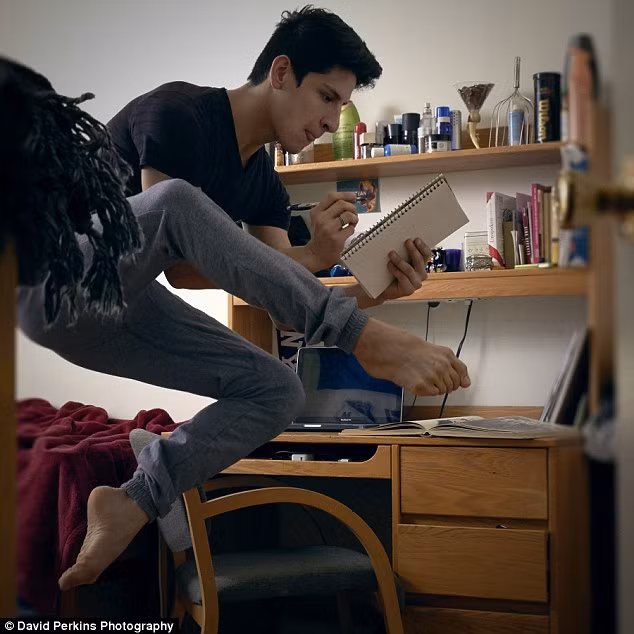 Một vũ công nam trong bộ ảnh.