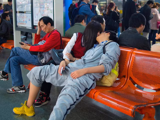 Vô tư thể hiện tình cảm chỗ đông người.