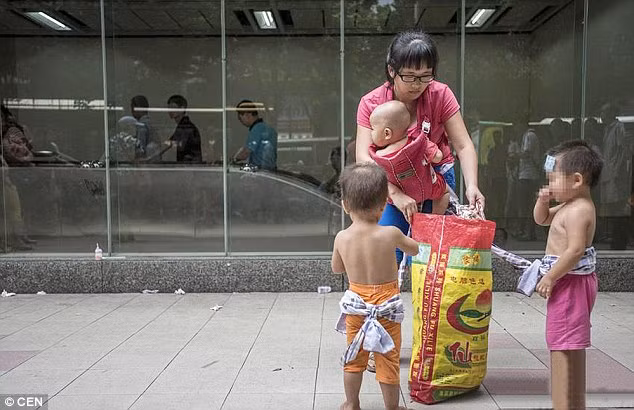 Xon xao me 9X dem cho 3 con nho vi khong nuoi duoc