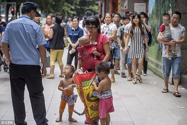 Vì không có nơi nào để đi và không có tiền để nuôi dưỡng con, người phụ nữ đã quyết định tìm người nhận nuôi những đứa con của mình.
