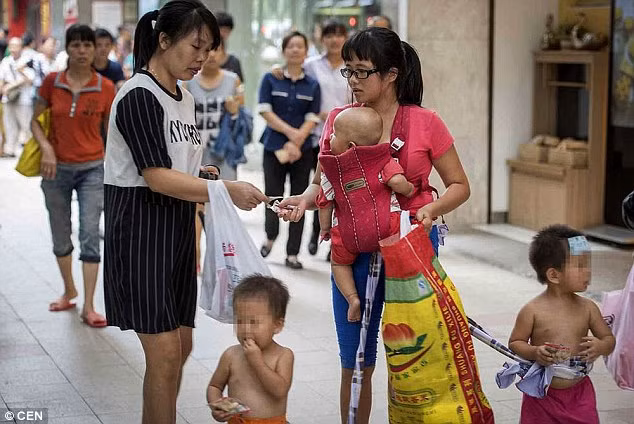 Hiện chưa rõ đây có phải là trường hợp lừa đảo hay không vì người phụ nữ đã nhận tiền từ những người qua đường.