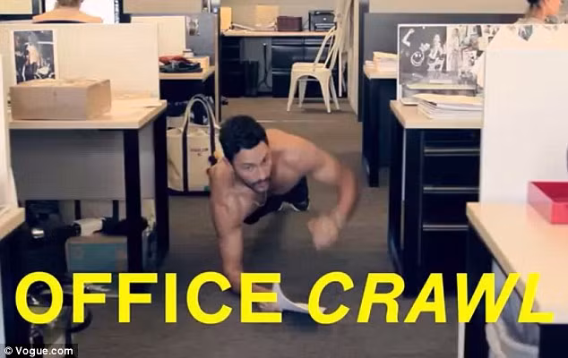 Tập chống đẩy trong khi làm việc.