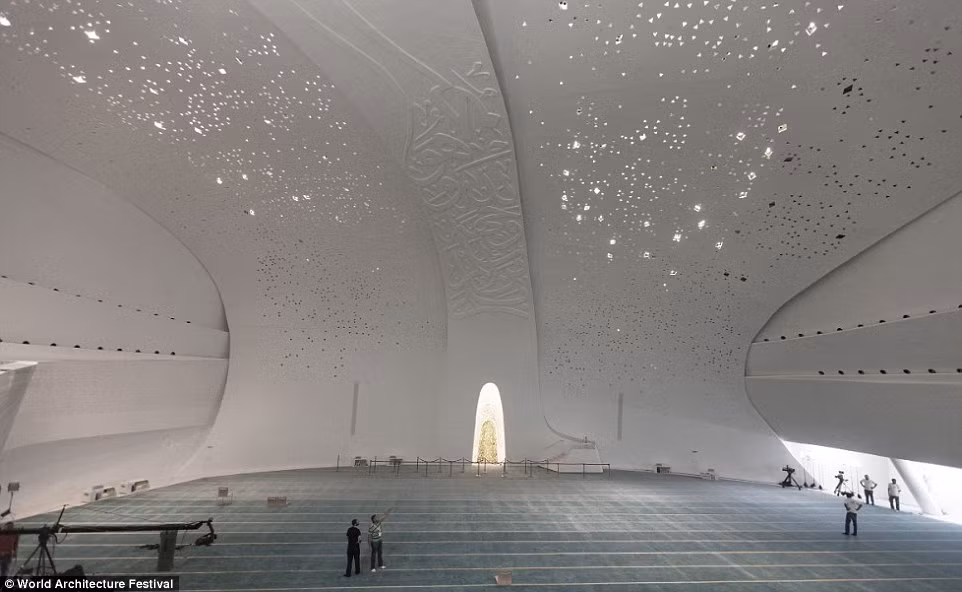 Trần của công trình có các lỗ sáng trông như một tác phẩm nghệ thuật.