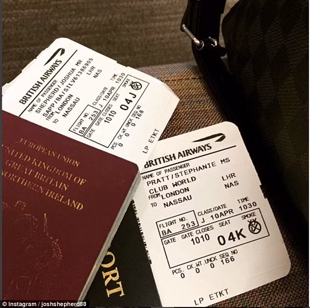 Chụp ảnh vé và hộ chiếu để khoe đi du lịch nước ngoài là trào lưu rất phổ biến trên mạng xã hội.