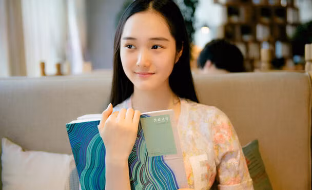 Sau khi đăng quang tại cuộc thi Hoa khôi Học viện Sân khấu Trung ương Trung Quốc, những bức ảnh của Li Yanman bắt đầu tràn ngập các mạng xã hội như Weibo.