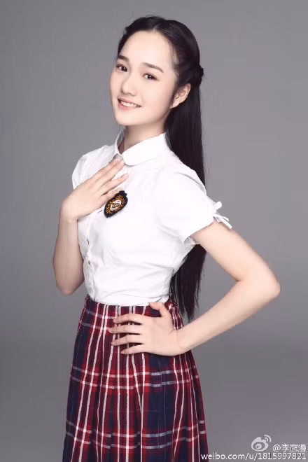  Tân Hoa khôi HV Sân khấu Trung ương Trung Quốc Li Yanman có vẻ đẹp trong sáng và dịu dàng.