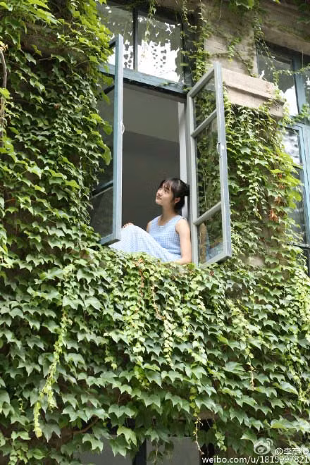 Chụp ảnh tạo dáng bên cửa sổ.