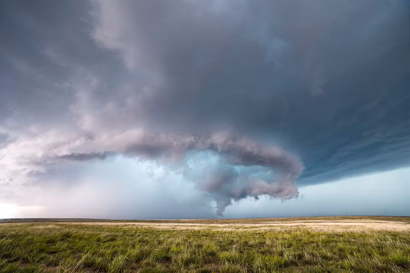 Bão Supercell kết hợp với lốc xoáy càn quét vùng ngoại ô Lamar, bang Colorado.