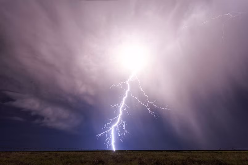 Sét đánh sáng lóa như xé toang bầu trời trong một trận bão ở Dalhart, bang Texas.