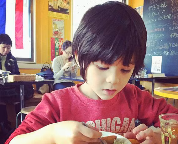 Được biết, cậu bé mang trong mình ba dòng máu Nhật Bản, Mỹ và Nga.