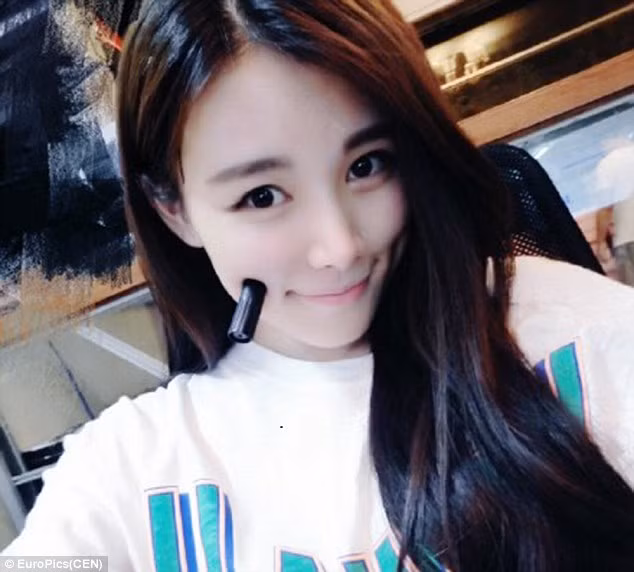 Một cô gái đăng ảnh khoe vượt qua thử thách giữ nắp bút trên má lúm đồng tiền.