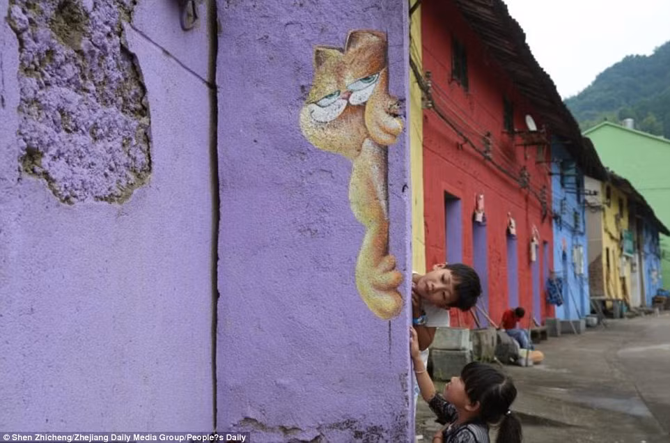 Trẻ em tại làng La Nguyên tỏ ra rất thích thú với những bức tranh 3D.