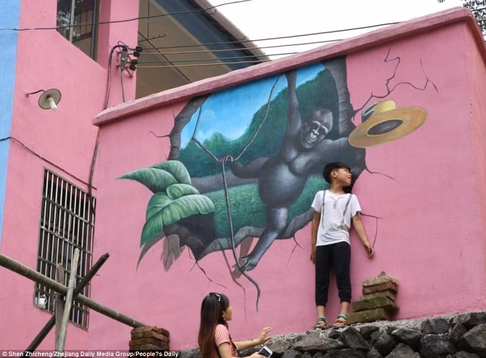 Người dân địa phương và du khách không bỏ lỡ cơ hội chụp ảnh với những bức tranh độc đáo này.