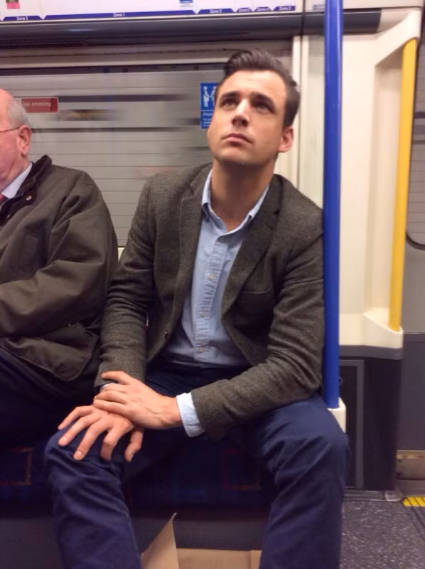 Gần đây, mạng xã hội ở Trung Quốc bắt đầu lan truyền hình ảnh của các anh chàng điển trai trên tàu điện ngầm.