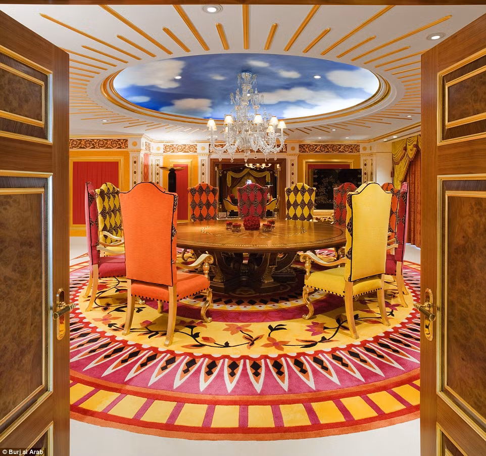 Phòng họp của buồng loại Royal Suite.