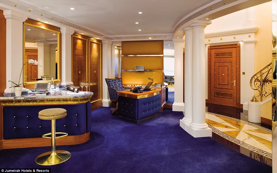 Mỗi buồng được trang bị máy tính Apple và iPad dát vàng.