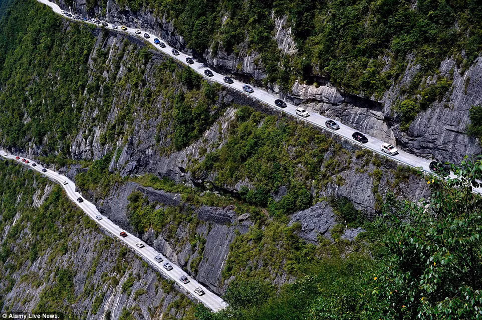 Để làm con đường cheo leo vách núi dựng đứng này, các nhà xây dựng phải bóc một phần vách núi đá.