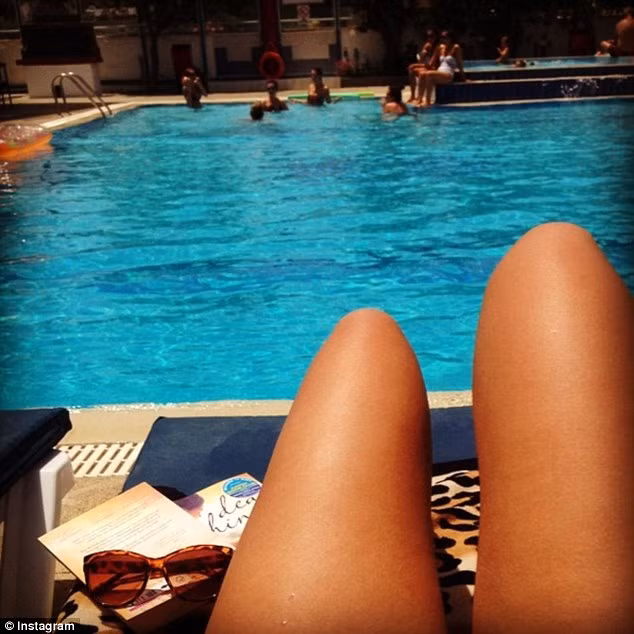 Các cô gái thường thích khoe những tấm hình chụp đôi chân thon dài hoặc làn da rám nắng khi nằm cạnh bể bơi hay bãi biển lên mạng mạng xã hội. Nhưng chúng có thể khiến nhiều người phải ngồi nhà tức điên.