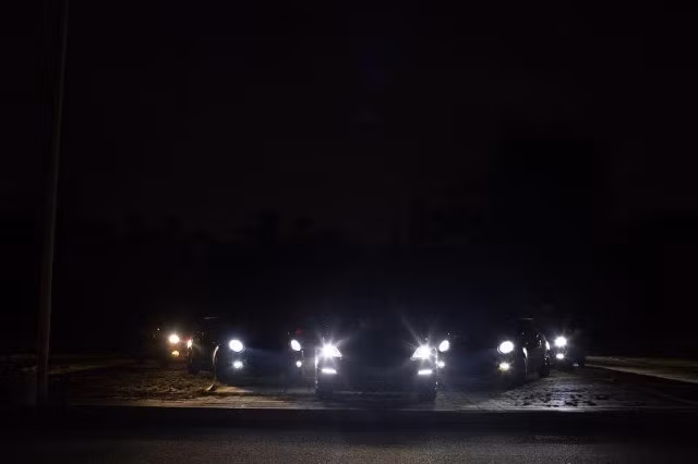 Cặp đôi trẻ tuổi yêu nhau từ thời trung học và cô gái mới đỗ vào một trường đại học ở Quảng Châu. Mục đích cầu hôn của chàng trai được cho là anh ta sợ bạn gái của mình có thể bị người khác cướp mất trong thời gian cô học đại học.