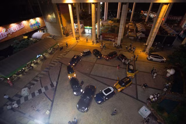 Chàng trai ở thành phố Quảng Châu đã thuê 11 chiếc xe đắt tiền xếp trước cổng trường đại học để cầu hôn nữ sinh đang theo học tại đây.