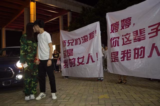 Cặp đôi trao nhau nụ hôn lãng mạn trong tiếng nhạc êm dịu và sự chứng kiến của bạn bè.