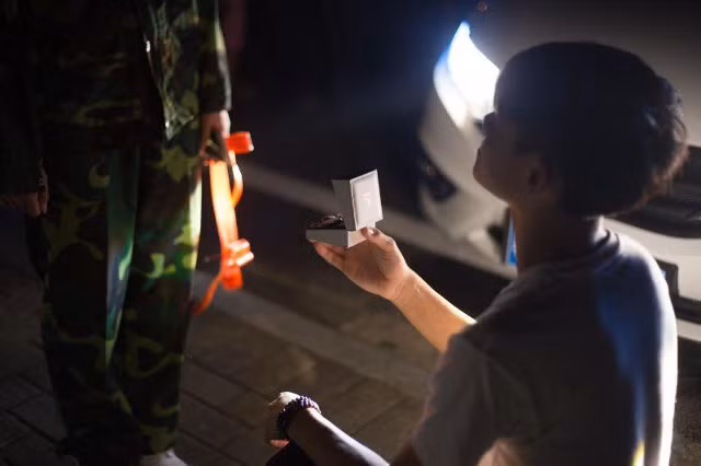 Sau khi cô gái xuất hiện, chàng trai đã cầu hôn bạn gái bằng một chiếc nhẫn kim cương và tất nhiên cô gái không thể từ chối.