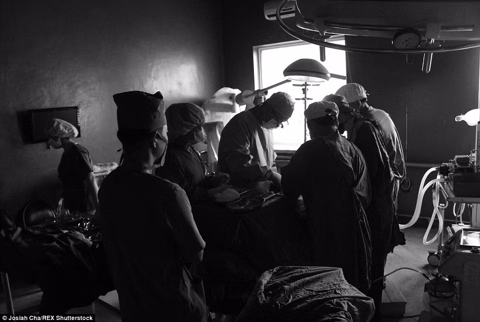 Các bác sĩ Triều Tiên thường phải phẫu thuật trong điều khiện không có đèn điện hay điều hòa nhiệt độ.