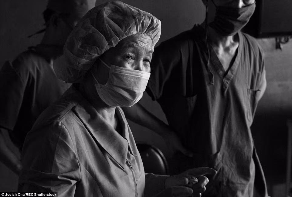 Một nữ y tá cao tuổi vẫn phải làm việc trong phòng mổ.