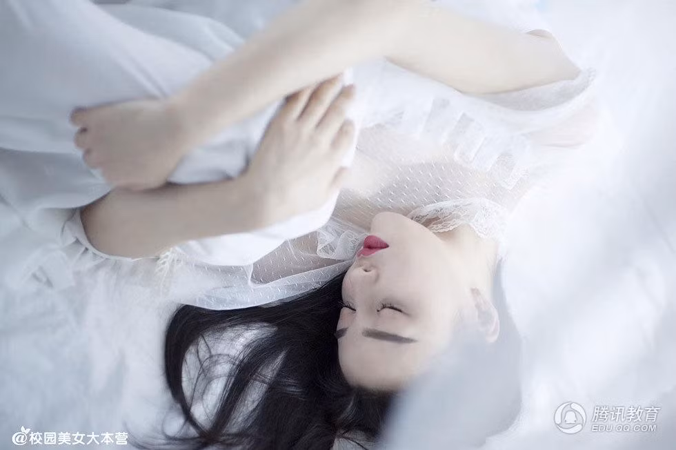 Nữ sinh có vẻ đẹp tựa thiên thần.