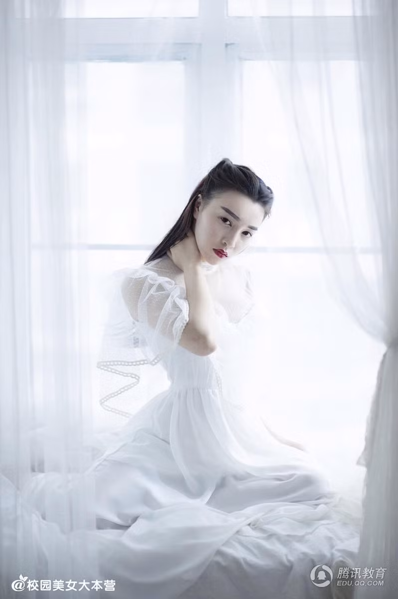 Một số cư dân mạng nhầm lẫn cô là nữ diễn viên Angelababy, vợ sắp cưới của Huỳnh Hiểu Minh.