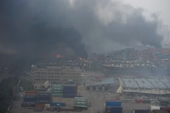 Khói đen bao phủ thành phố Thiên Tân.