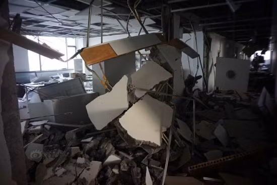 Sức mạnh từ vụ nổ làm sập cả trần nhà.