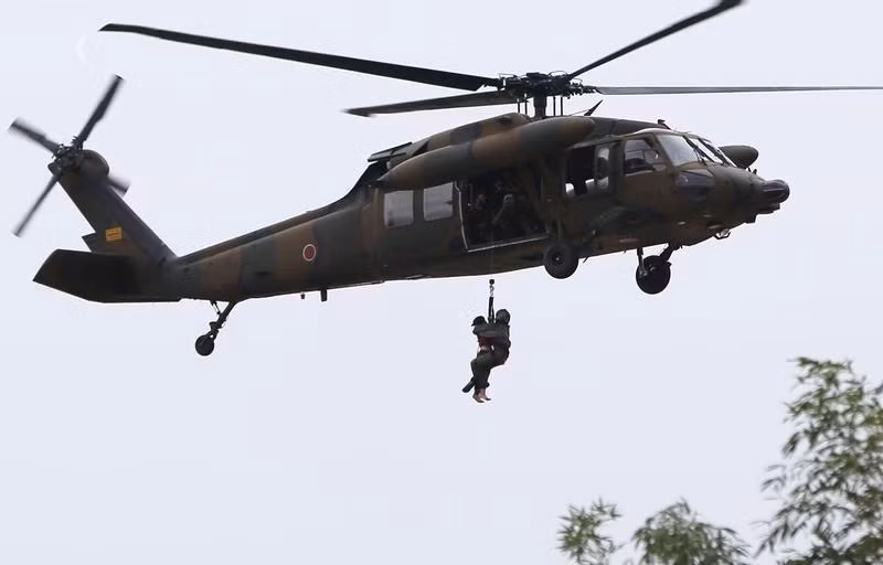 Trực thăng của Lực lượng phòng vệ Nhật Bản giải cứu một người dân bị mắc kẹt trong nước lũ ở thành phố Joso.