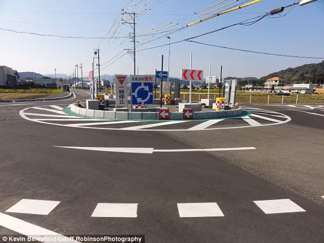 Vòng xuyến Sekigata với nhiều biển chỉ dẫn giao thông ở Shizuoka, Nhật Bản.