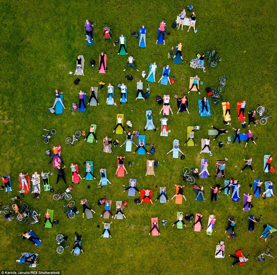 Mọi người tập yoga trong công viên trung tâm ở Vilnius.