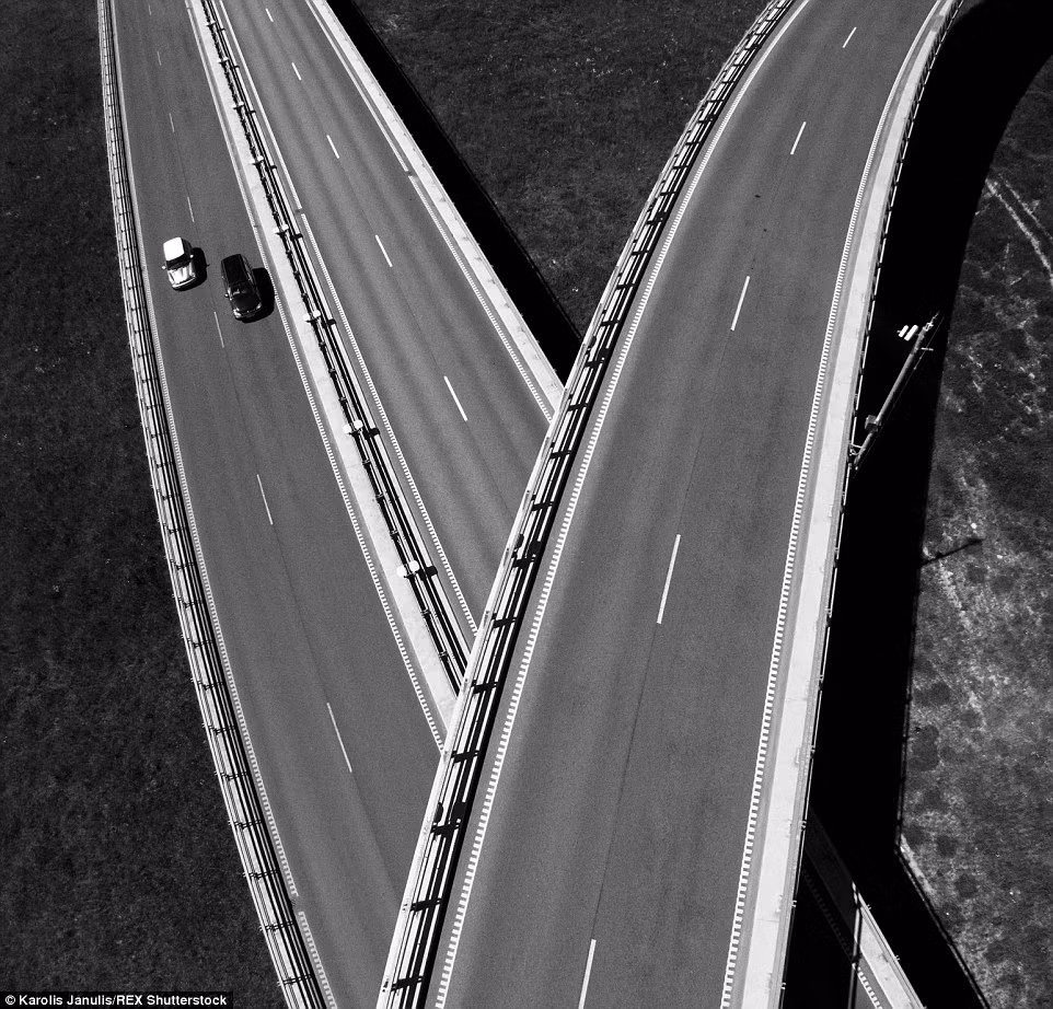 Đường cao tốc nhìn từ trên cao.