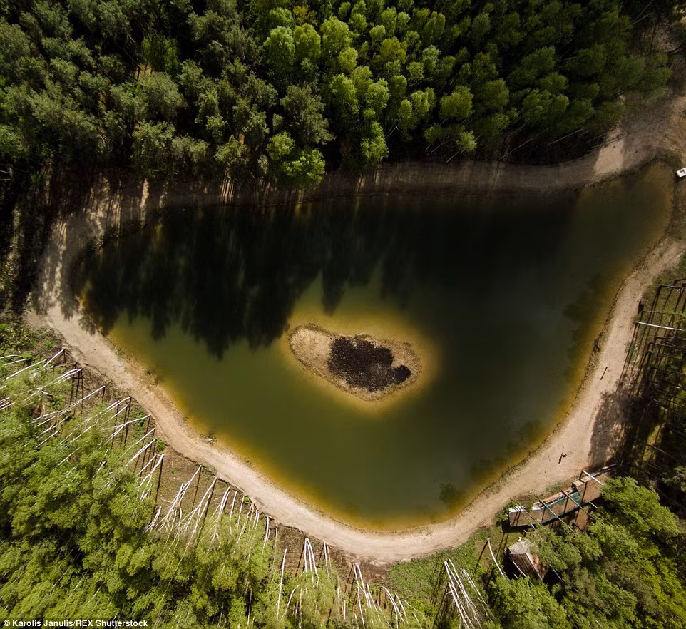 Đảo nhỏ nằm giữa hồ hình trái tim trông rất thơ mộng.