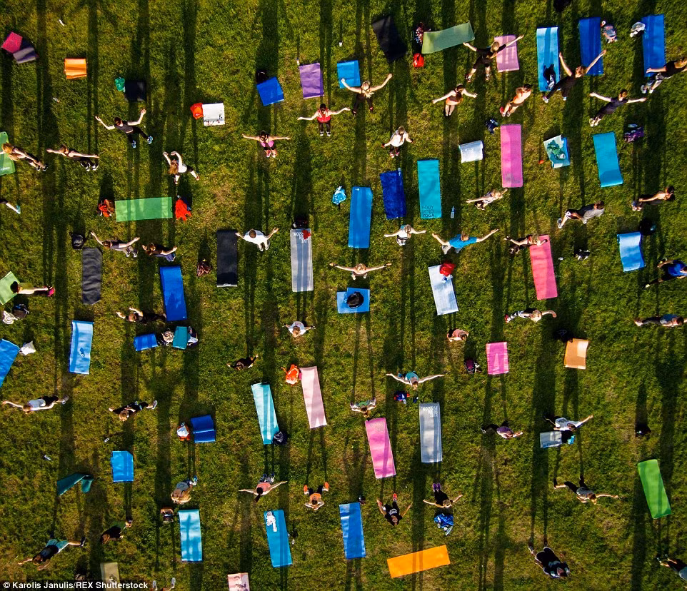 Một lớp học thể dục trong công viên trung tâm ở Vilnius.