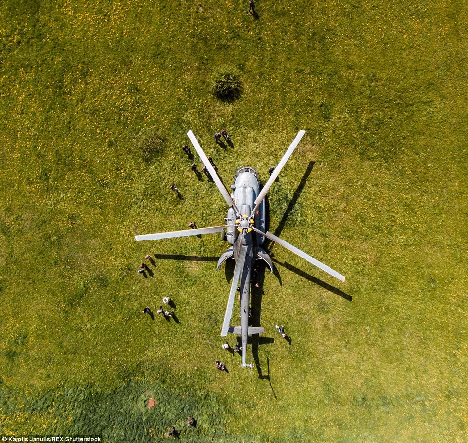 Khách tham quan vây quanh một chiếc trực thăng tại triển lãm quân sự ở Kaisiadoriai.