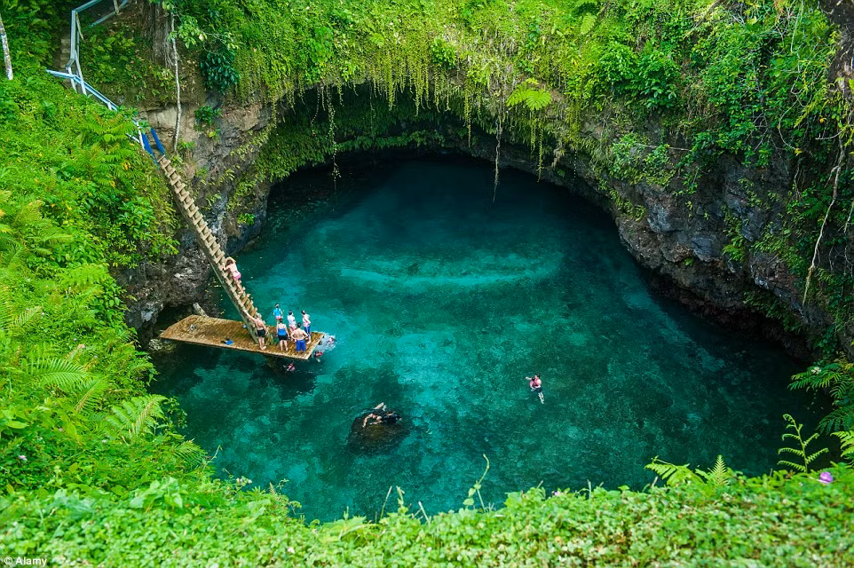 Hố nước khổng lồ tại ngôi làng Lotofaga trên đảo Upolu, Samoa.