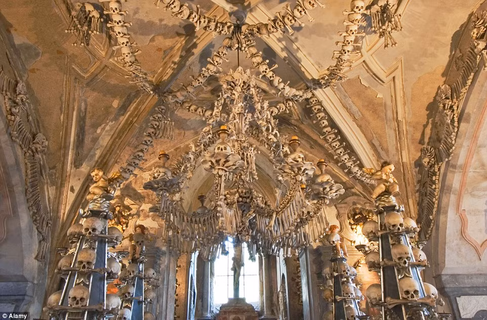 Nhà thờ Sedlec Ossuary ở CH Czech được trang trí bằng khoảng 40.000 đến 70,000 bộ hài cốt người.