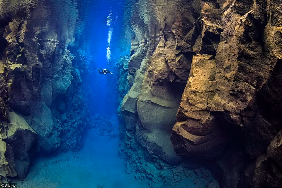 Vết nứt Silfra ở Iceland là nơi duy nhất trên thế giới bạn có thể lặn giữa đường phân chia của hai lục địa châu Âu và châu Mỹ.
