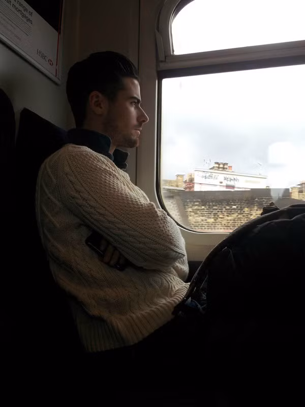 Những bức ảnh chụp trai đẹp trên các chuyến tàu điện ngầm ban đầu được đăng tải trên một trang web ở Anh.